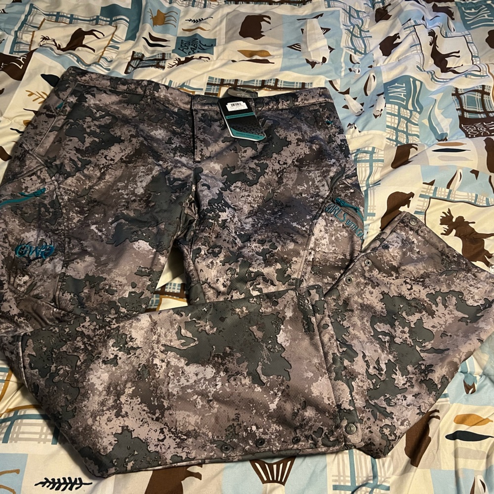 Girls it’s Guns camo hunting pants